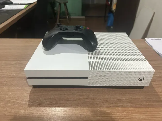 Xbox One S um controle