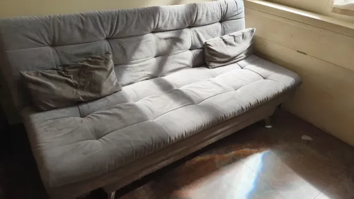 Sofá-cama Suede Cinza em bom estado