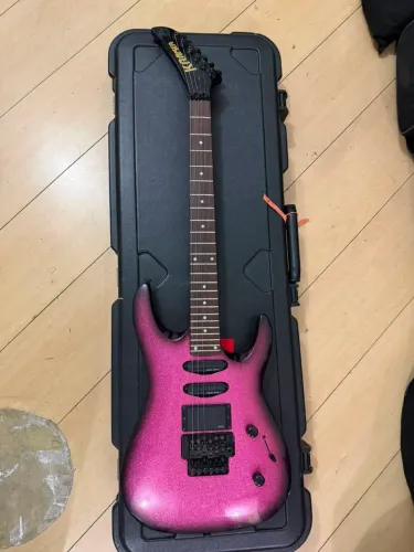 Guitarra Kramer FR 422 com EMG 81 super Strato braço fino com bag e acessórios