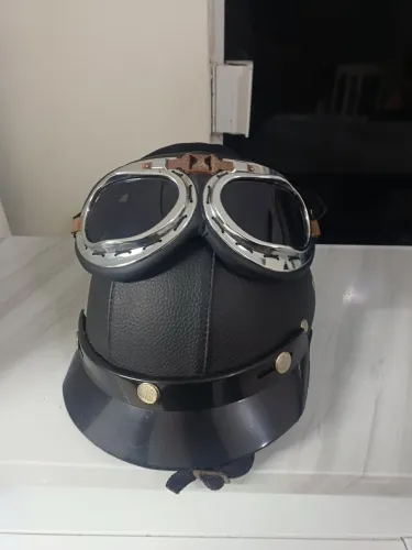 CAPACETE COQUINHO MAIS ÓCULOS DE PROTEÇÃO POUCO USADOS.
