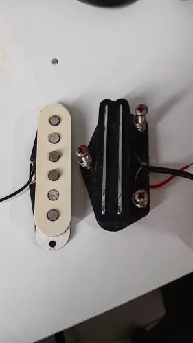 Captador single-coil estilo Stratocaster + Captador Mini Humbucker