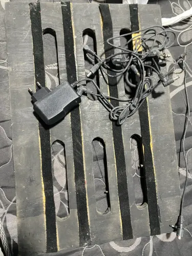 Pedalboard artesanal ja com cabinhos è extensão de fonte