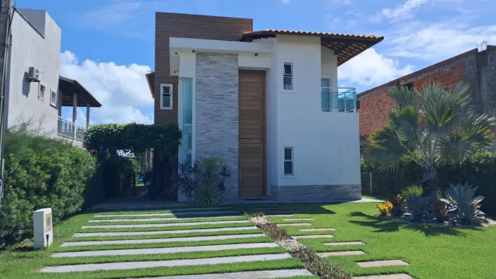 CASA DUPLEX NO CUMBUCO - 4 SUÍTES - CONDOMÍNIO PÉ NA AREIA, DISPONÍVEL PARA LOCAÇÃO ANUAL<br>