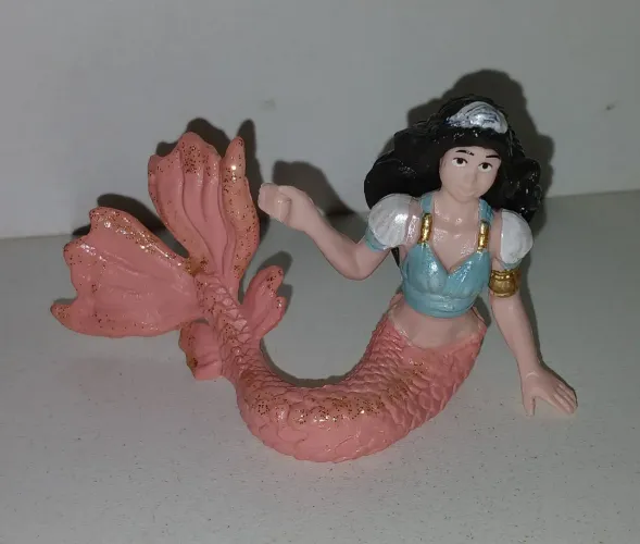 BONECA MINIATURA SEREIA MORENA PARECIDA COM A MELODY FILHA DA ARIEL DA DISNEY