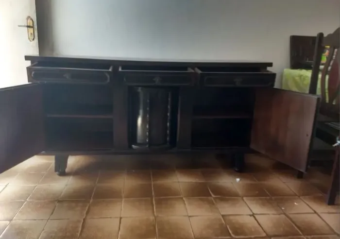 Aparador buffet móvel antigo precisa de alguns restauros