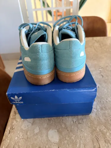 Tênis Adidas 3-Streifen The Brand, edição especial, na sofisticada cor azul-claro.