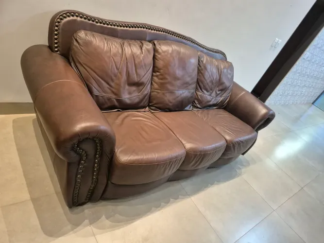 SOFA DE COURO MUITO NOVO CONSERVADO