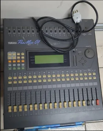 Mesa de Som Digital Yamaha ProMix 01 Clássica de Estúdio