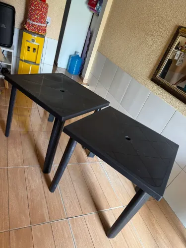 Duas mesa tamanho 80X 80 faço entrega