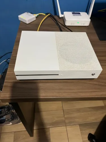 XBOX ONE S 1TB - 2 CONTROLES E 1 JOGO