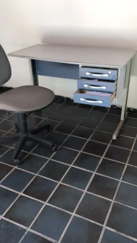 Mesa de Escritório com Cadeira