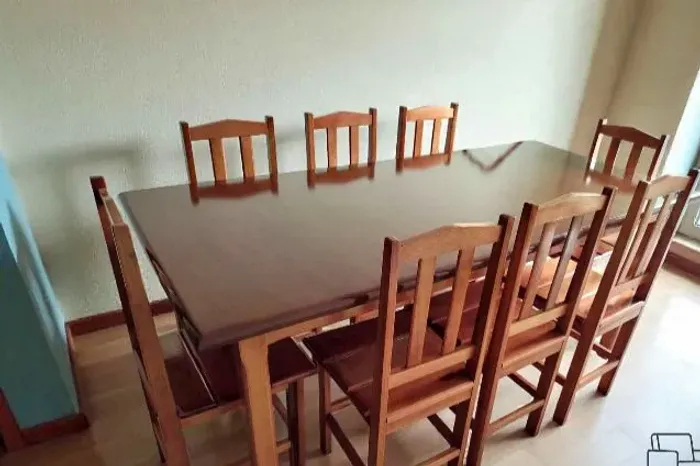 Mesa 8 cadeiras novos de madeira faço entrega 1600