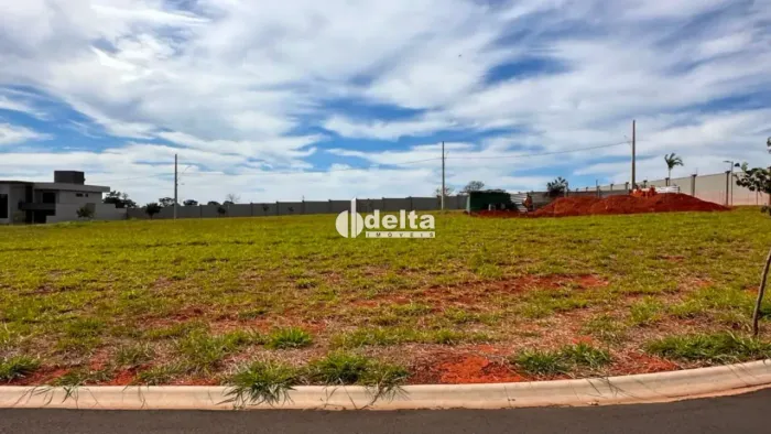 Terreno disponível para venda no bairro Loteamento Portal do Vale II em Uberlândia-MG