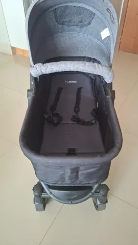 Carrinho de bebê com bebê conforto e base kiddo