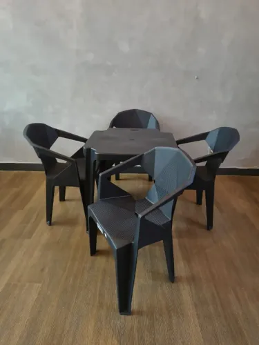 Jogo de cadeiras com mesa de plástico reforçada