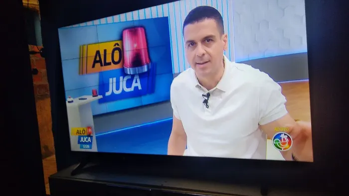 Vende-se uma TV 50 polegadas um mês de uso com nota fiscal comando de voz