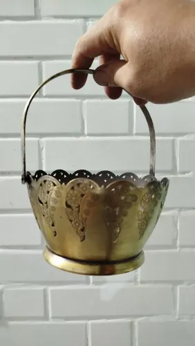 Cesto de metal espessurado à prata, dourado, marca Áurea Prata 90