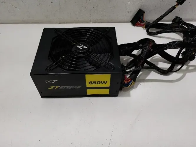 Fonte real OCZ ZT650W-CN full modular
