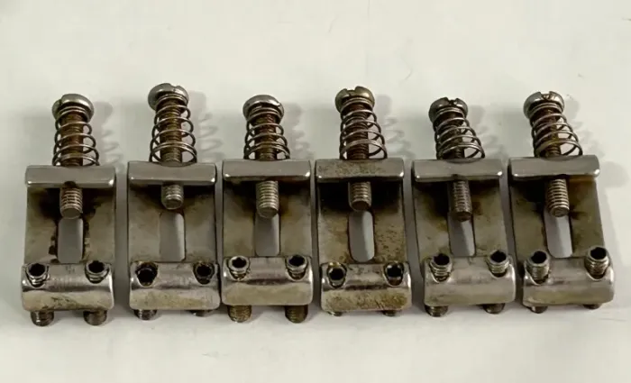 Selas de ponte Stratocaster vintage de metal para guitarra Tagima