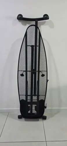 Tábua de passar de metal preto