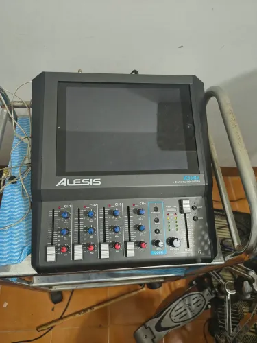 Mesa Alesis IO MIX Na caixa