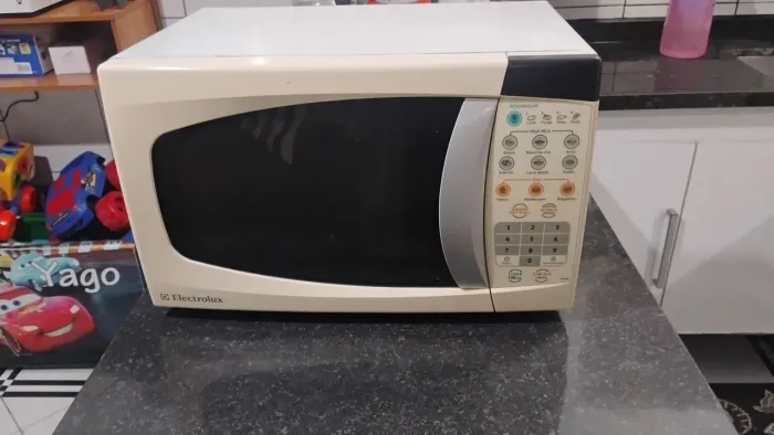 Microondas Eletrolux 18 litros funcionando perfeitamente
