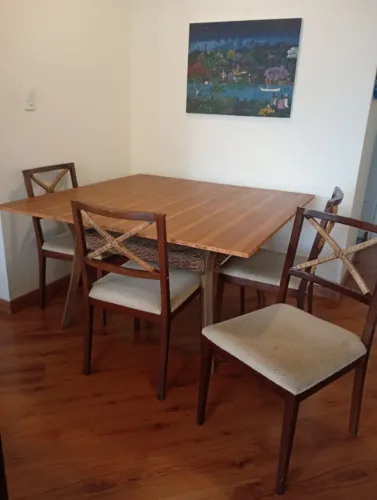 Mesa de Jantar em Madeira, formato quadrado, com 4 cadeiras também em madeira com estofado