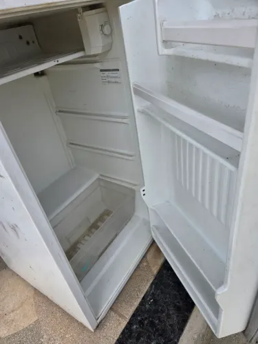 Geladeira pequena boa e gela bem