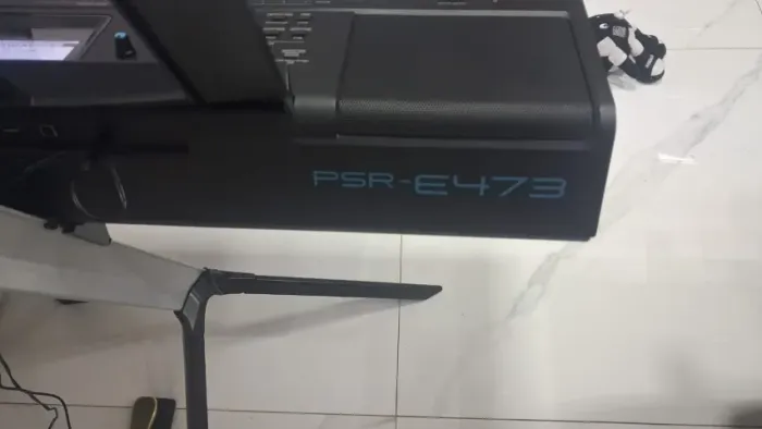 Teclado Yamaha PSR E 473, com capa, suporte e pedal.