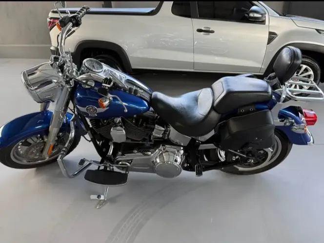 Bela moto com forte ronco de motor, parece um trovão.