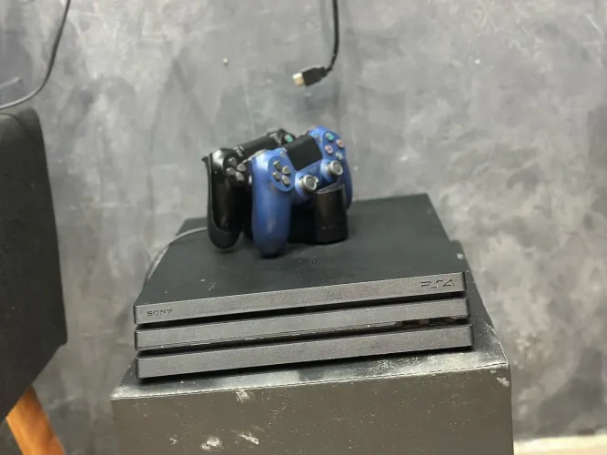 ? VENDO PLAYSTATION 4 PRO - 4K + 2 CONTROLES ORIGINAIS