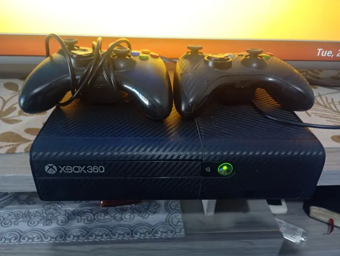 Xbox 360 com controles e jogos desbloqueado