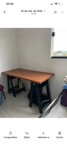 Mesa, cama e colchão