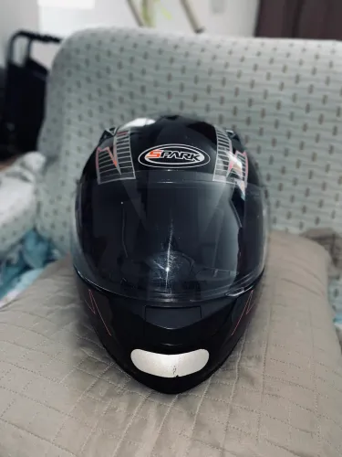 Capacete EBF Spark Sport, na cor preto brilhante com detalhes em prata e rosa.