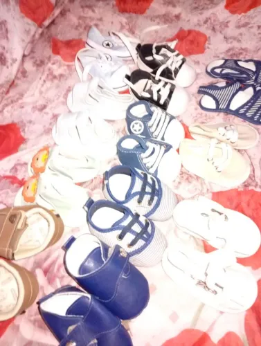 11 par de  sapatos de bebê!!