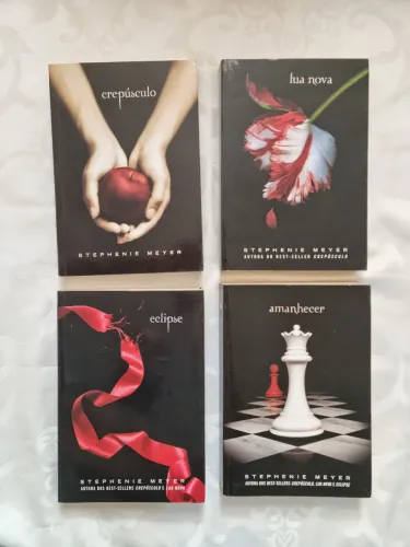 Coleção de Livros da Saga Crepúsculo de Stephenie Meyer - Trad. Rita Vinagre