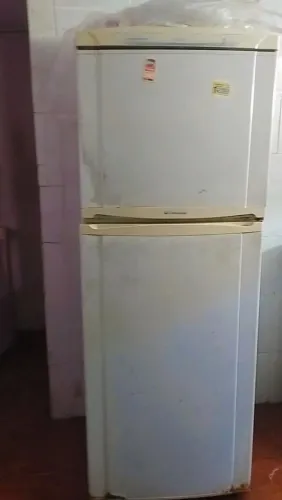 Geladeira Eletrolux 460 litros minha energia dispara cm ela tô pedindo 350