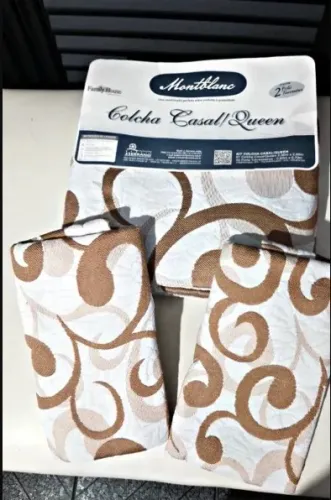 Colcha Casal Quenn com Porta Travesseiros Cor Caramelo
