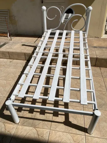 Cama de solteiro de ferro branca