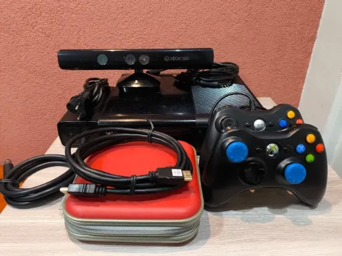 Xbox 360 Super Slim Desbloqueado 4GB Sensor Kinect 2 Controles 12 Jogos