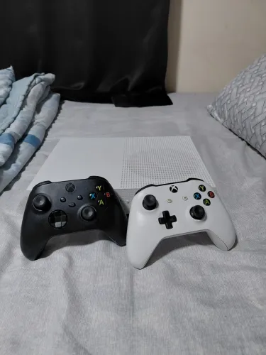 Xbox One S c/ 2 controles originais 