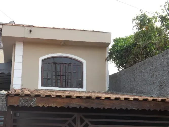Casa individual com dois dormitórios 1 vaga de garagem