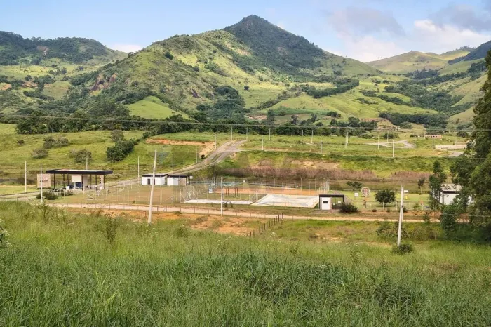 Seu Refúgio em Bicas: Terreno de aproximadamente 500m² à Venda!