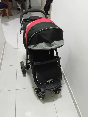 Carrinho de bebê desmonta fácil