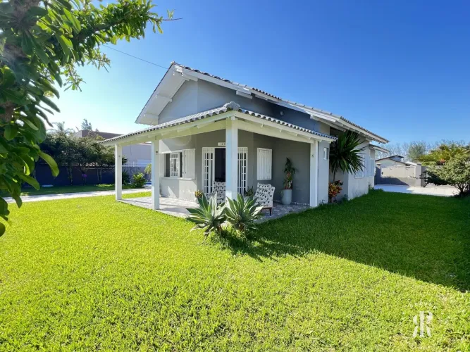 Belíssima residência de esquina a poucos metros do mar em Imbé-RS