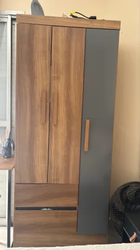 Quarda roupa três portas com duas gavetas