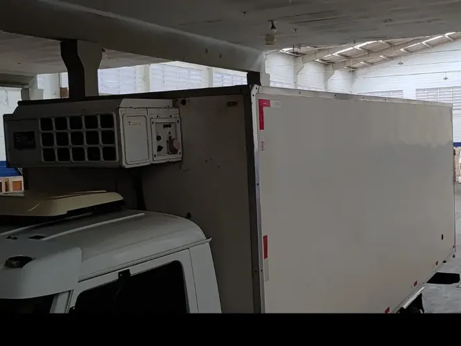 Vendo  Baú  Refrigerado (troco por Baú  6.20) R$ 35.900.00