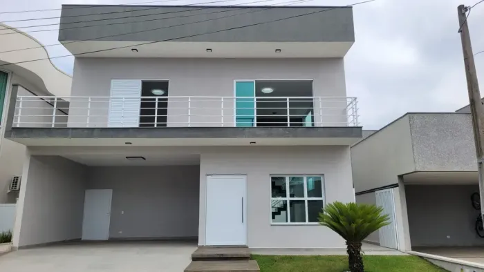 Casa de alto padrão em condomínio fechado, localizada lado praia a 500 metros do mar, com
