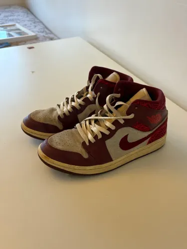 Nike Air Jordan 1 Mid SE 'Tiki Leaf' vermelho 40
