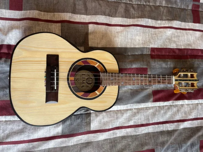 Cavaquinho de Jacarandá da Bahia maciço 